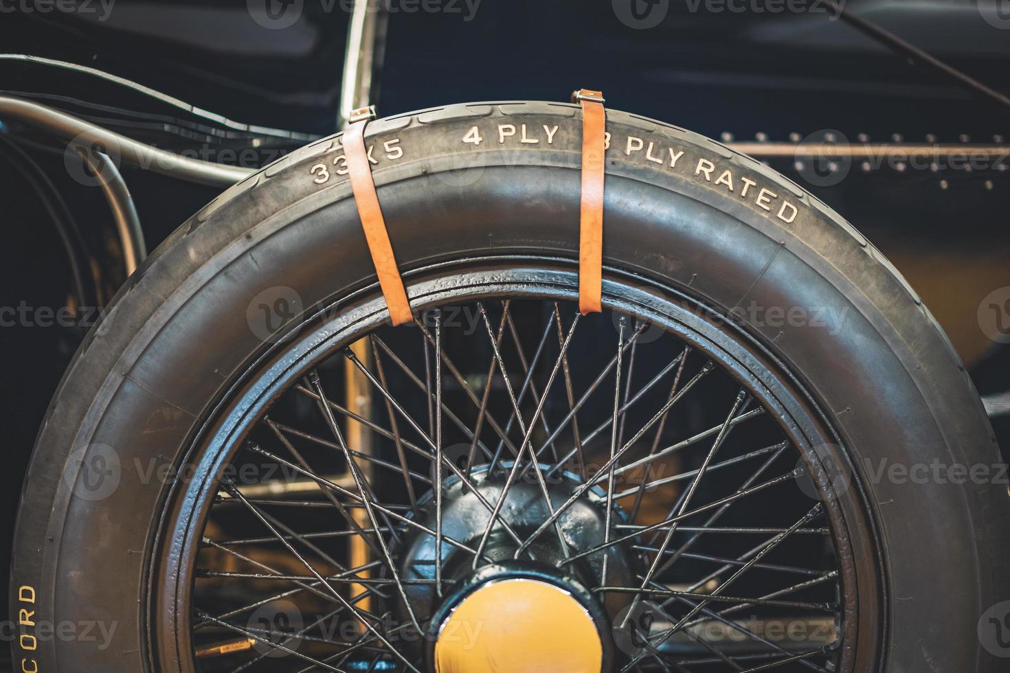 roda sobressalente de um carro clássico antigo foto