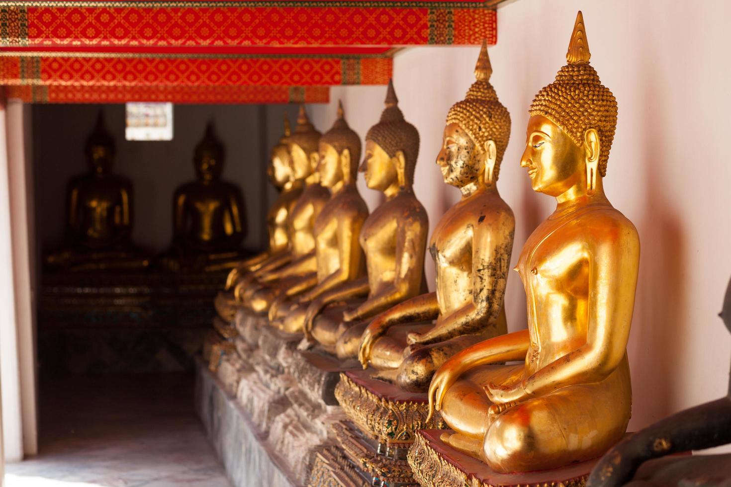 estátuas de Buda em um templo na Tailândia foto