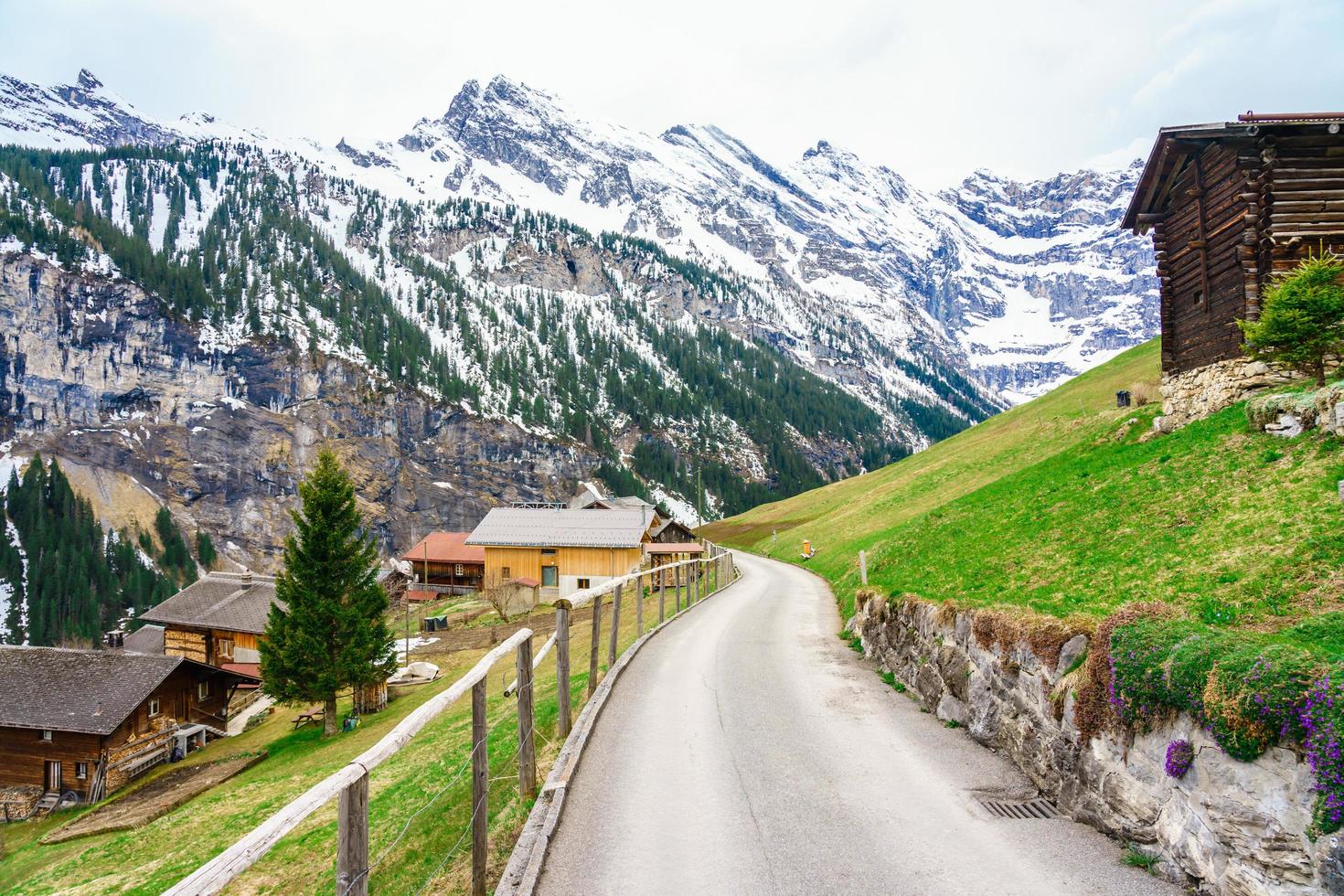 os Alpes em Gimmelwald e Murren na Suíça foto