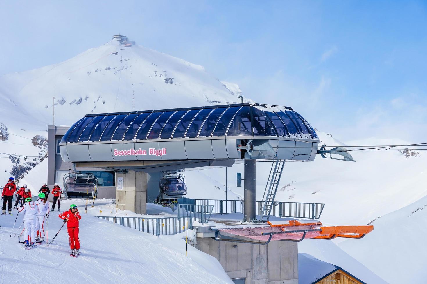 esquiadores nos Alpes suíços em Murren, Suíça foto