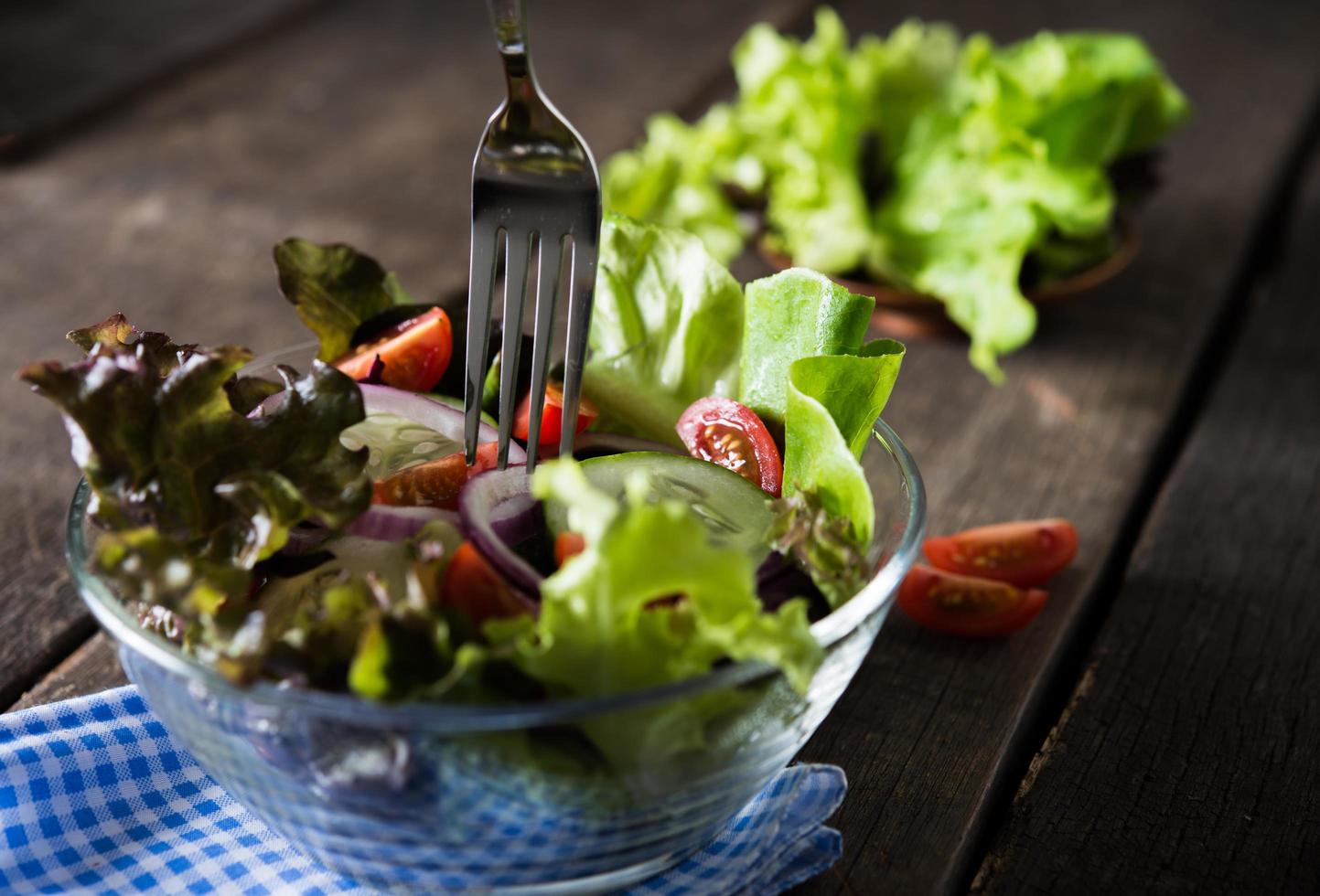 close-up de salada de legumes frescos foto