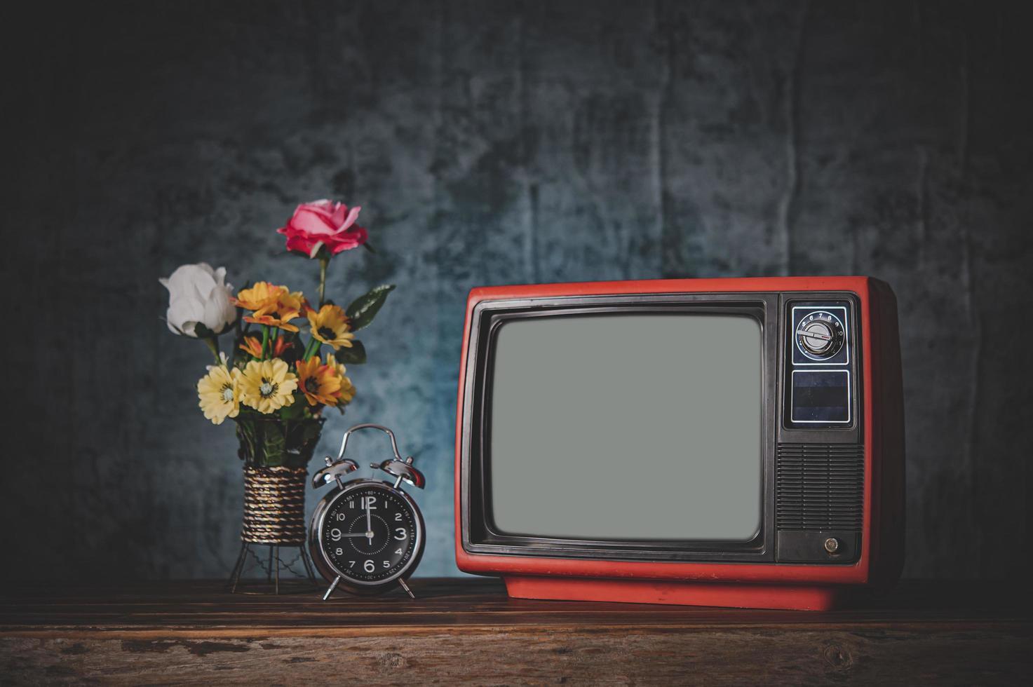 velha retro tv natureza morta com relógio e vaso de flores foto