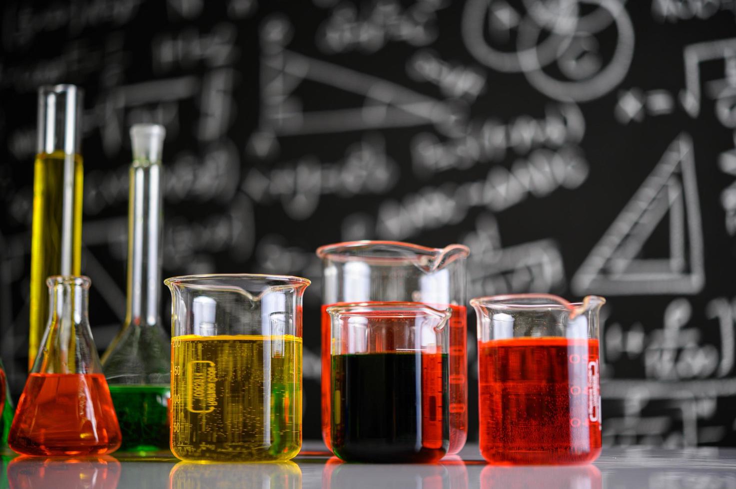 Vidraria de laboratório com diferentes cores químicas foto