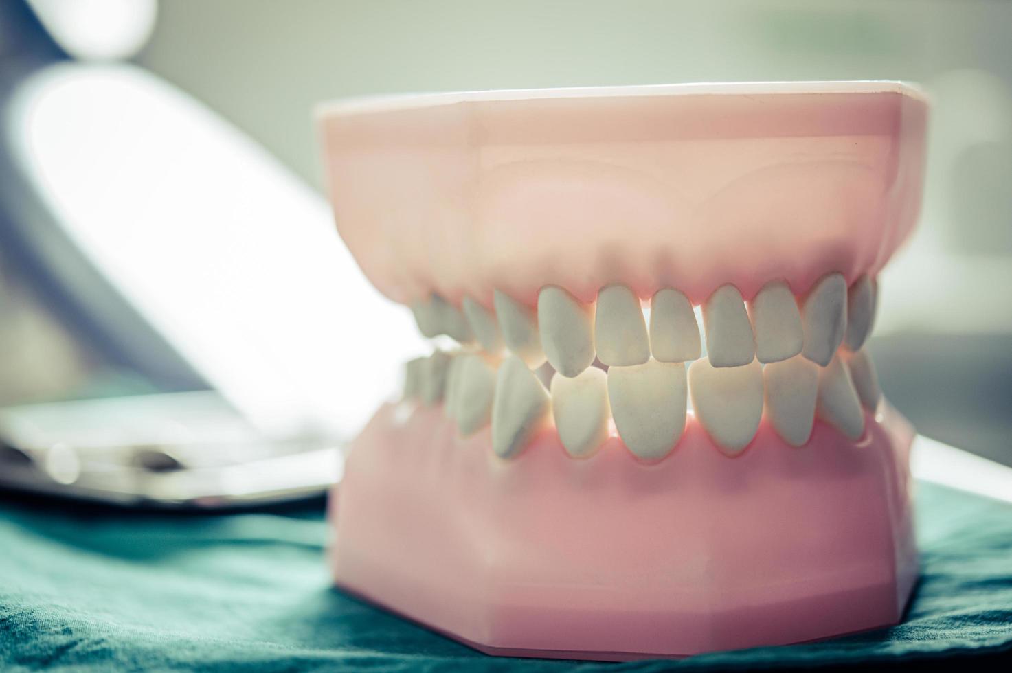 dentaduras colocadas em uma mesa no laboratório foto