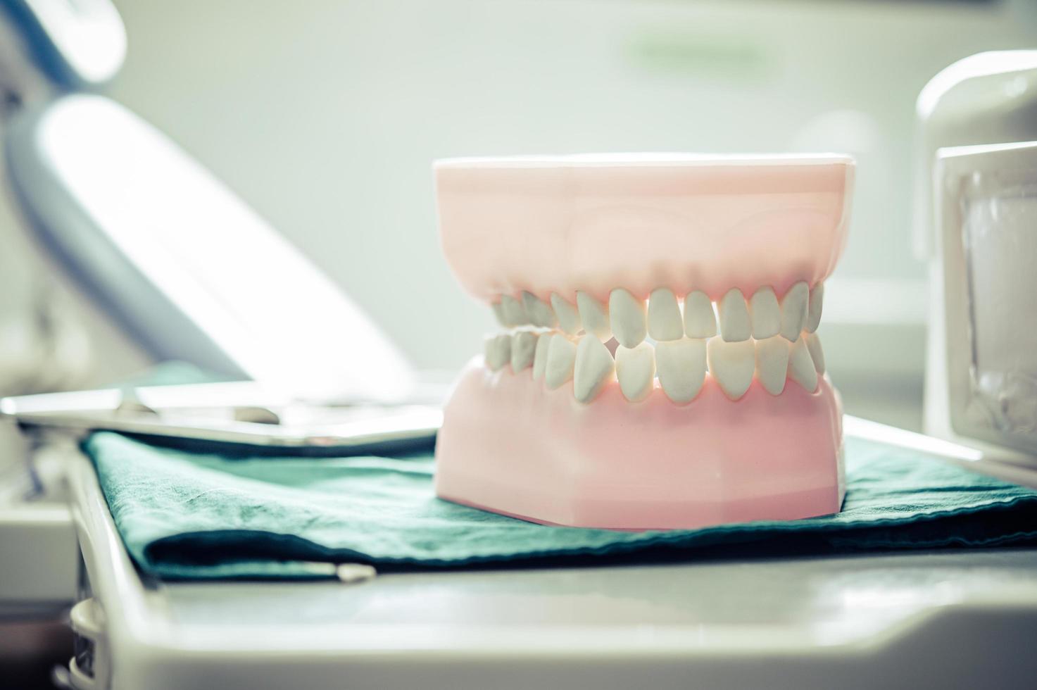 dentaduras colocadas em uma mesa no laboratório foto