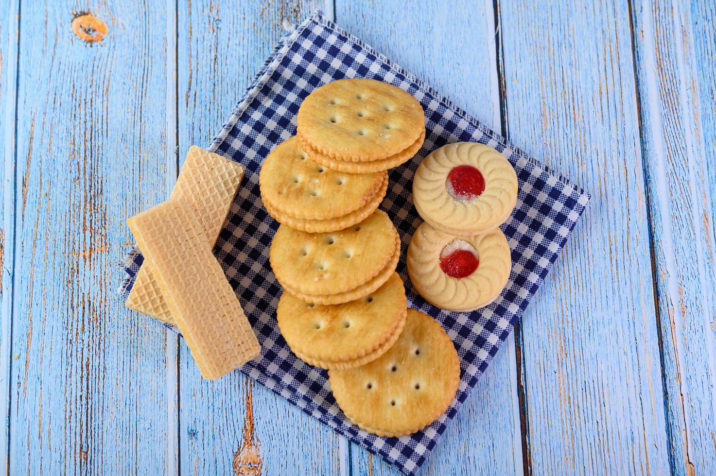 biscoitos colocados em tecido foto