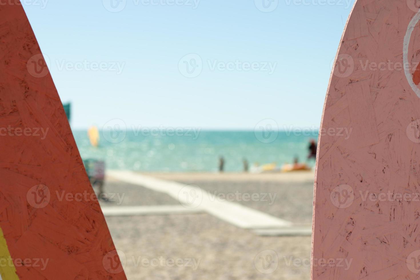 embaçado arenoso de praia fundo com mar, surfar Pranchas foto