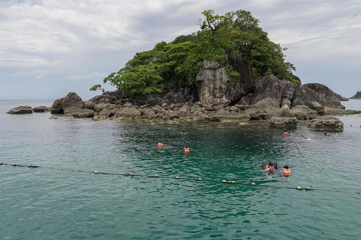 ilhas com turistas mergulhando na tailândia foto