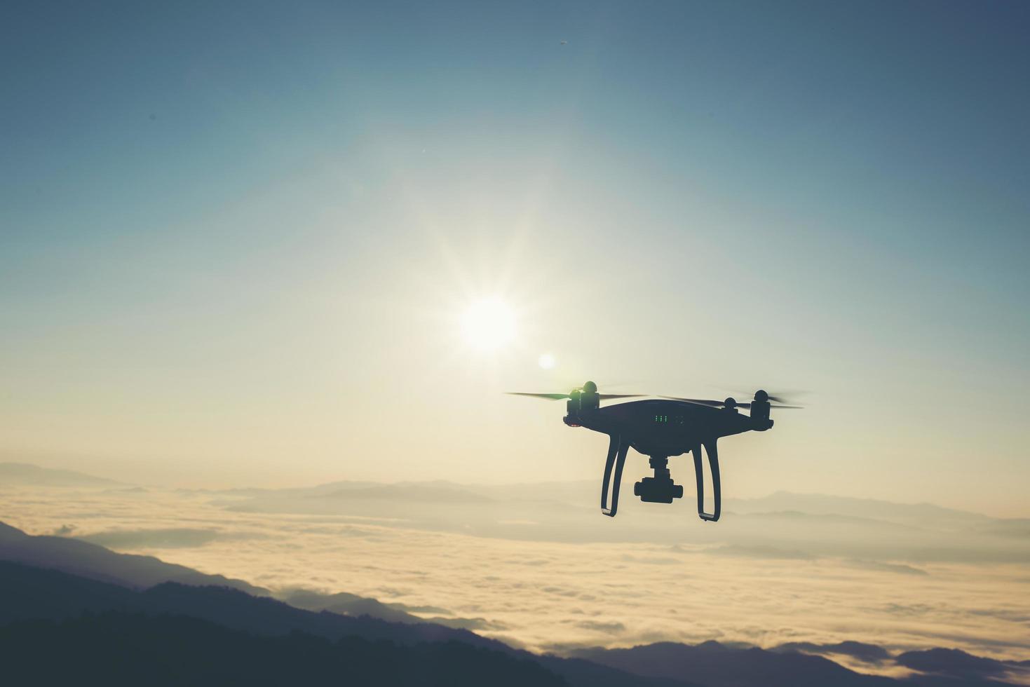 drone voando no pôr do sol foto