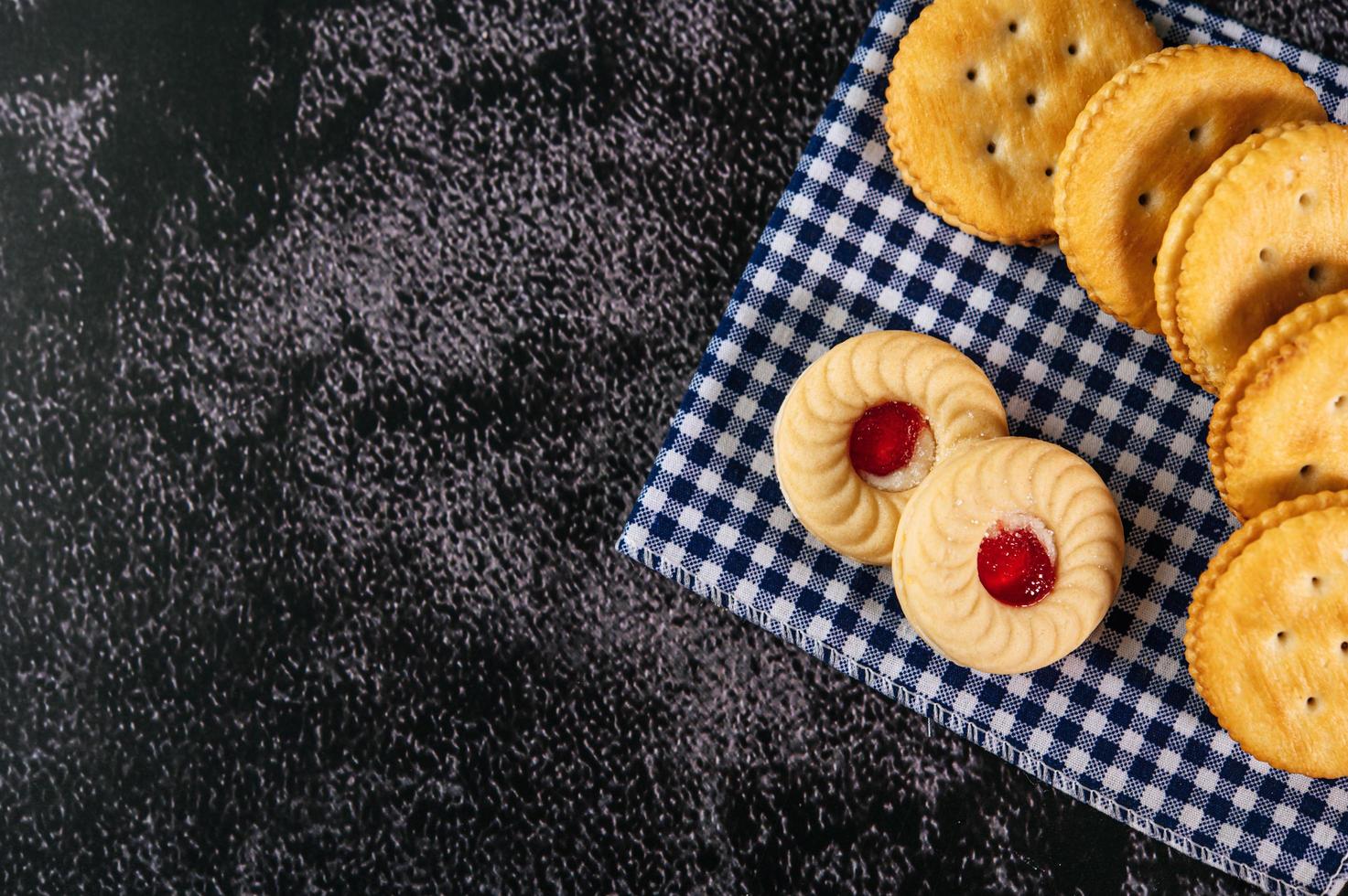 biscoitos colocados em tecido foto