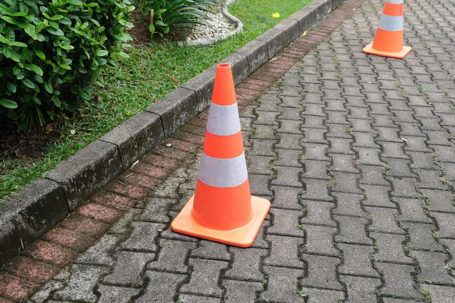 cone de trânsito laranja foto