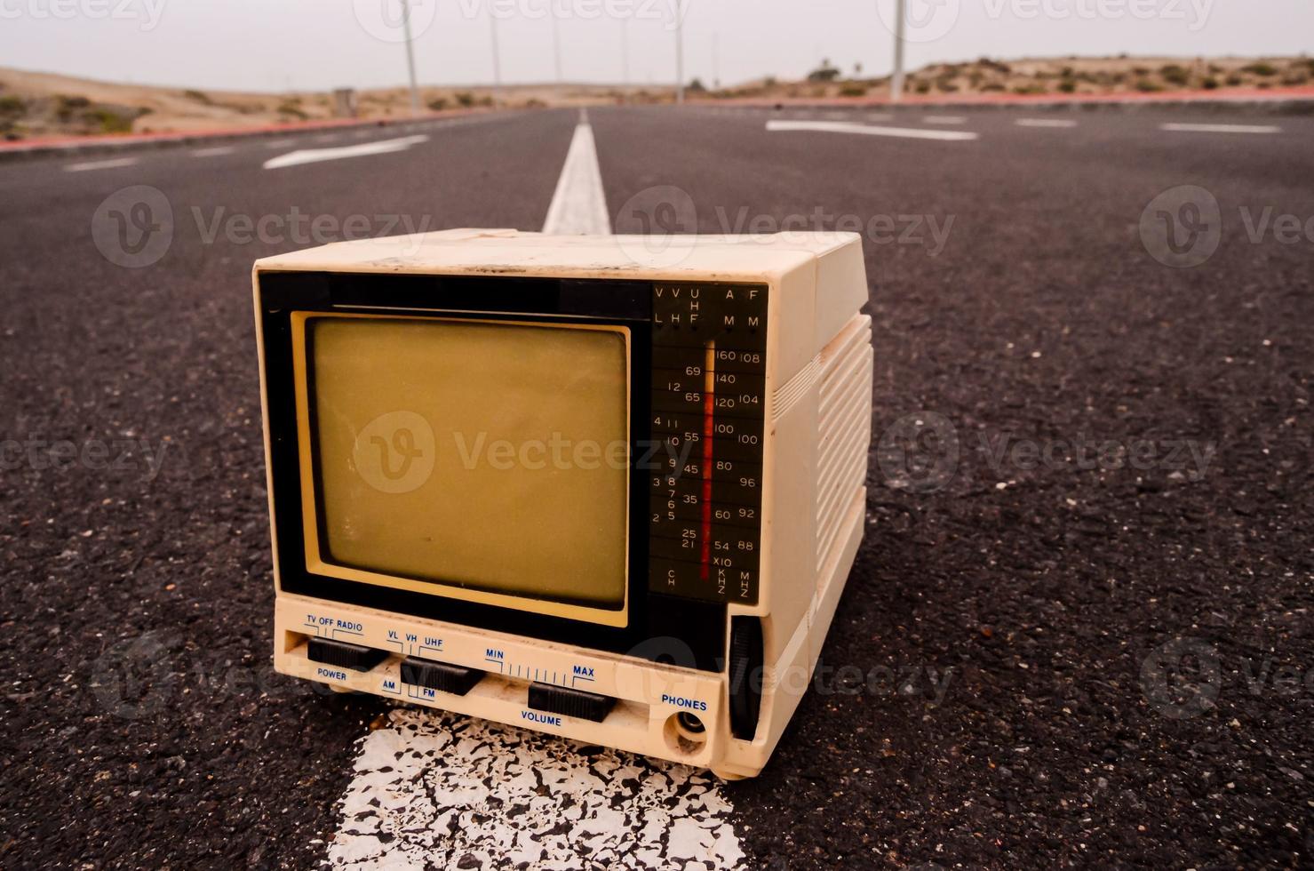 televisão conjunto em a estrada foto