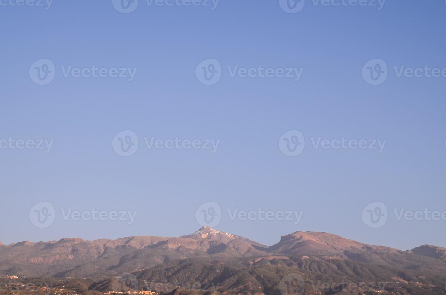 montanhas dentro a distância foto