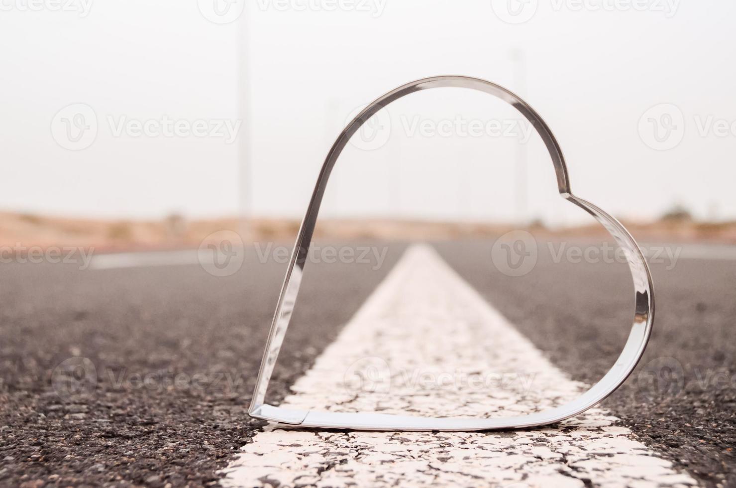 coração de metal na estrada foto