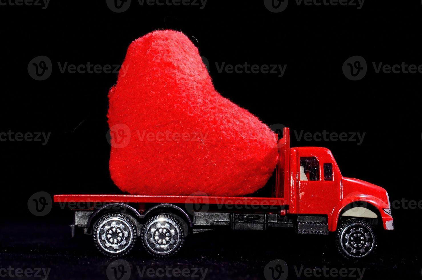 caminhão de brinquedo vermelho foto