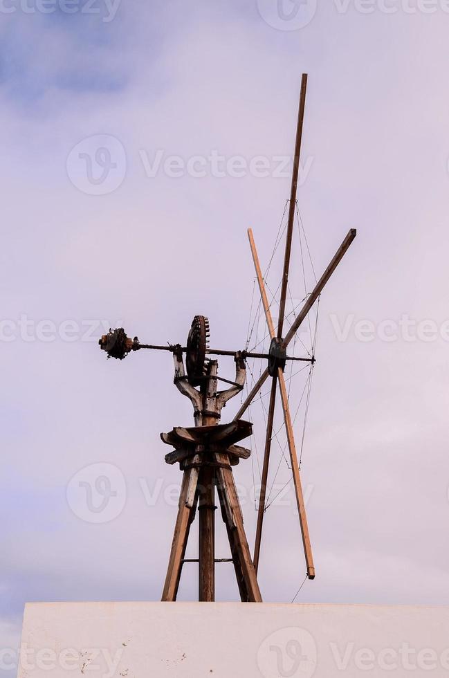 pequeno moinho de vento em a telhado foto