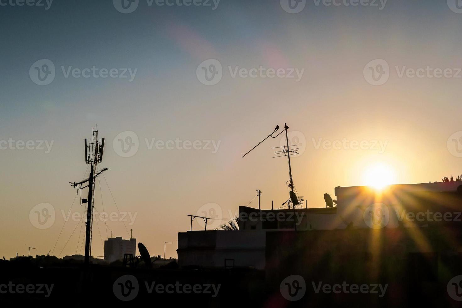 pôr do sol sobre a cidade foto