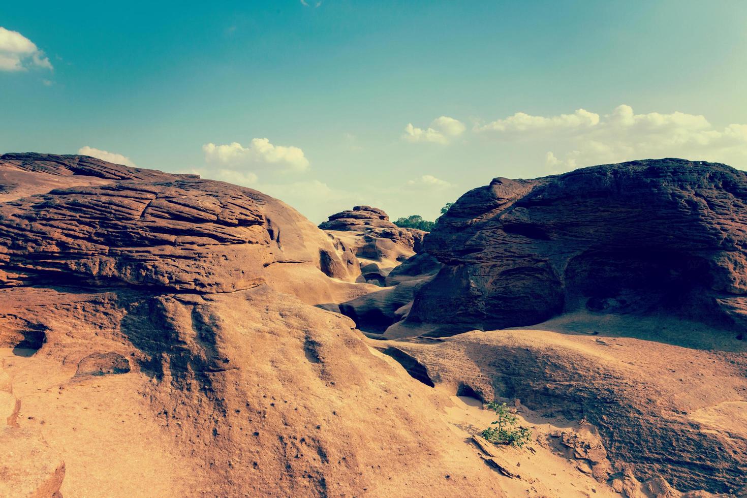 Visão pedra natural dentro Tailândia com vintage filtro. foto