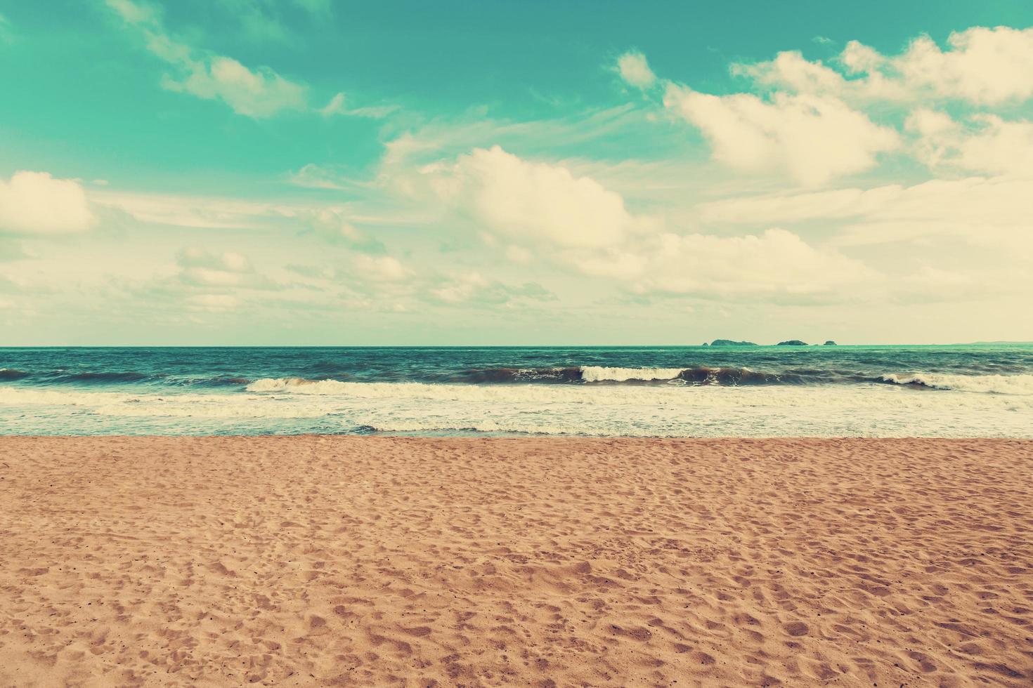 retro de praia e azul céu com vintage tom. foto