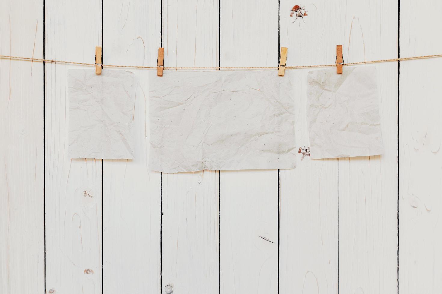 em branco velho papel suspensão em branco madeira fundo com espaço para texto. foto