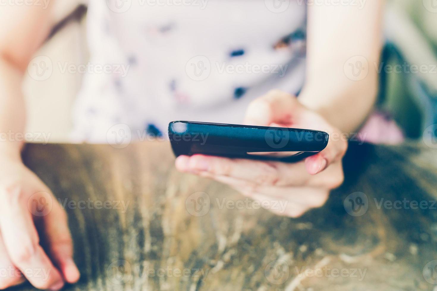 mão mulher usando telefone dentro café fazer compras com profundidade do campo. foto