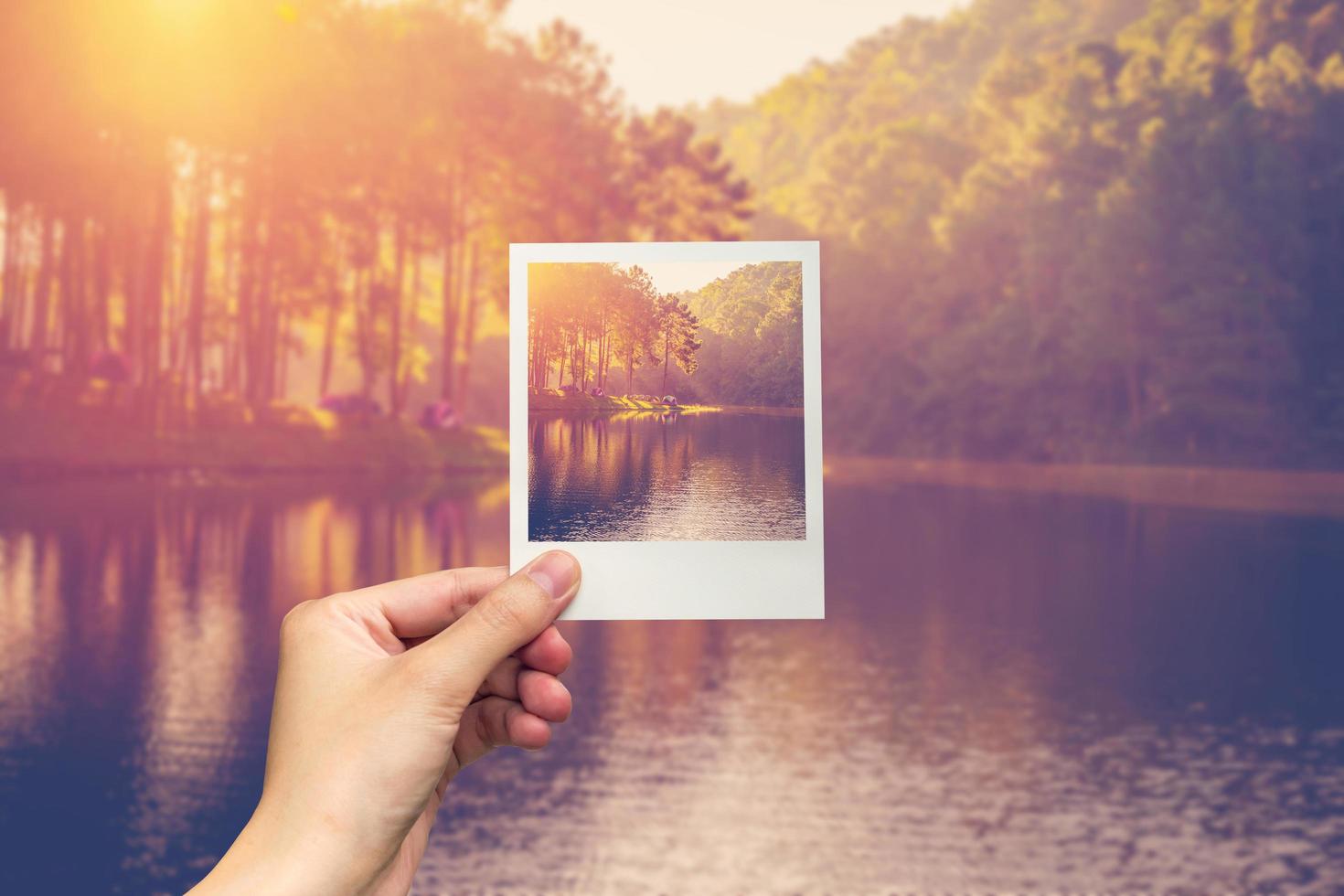 mão aguarde instante foto lagoa água e nascer do sol com vintage efeito.