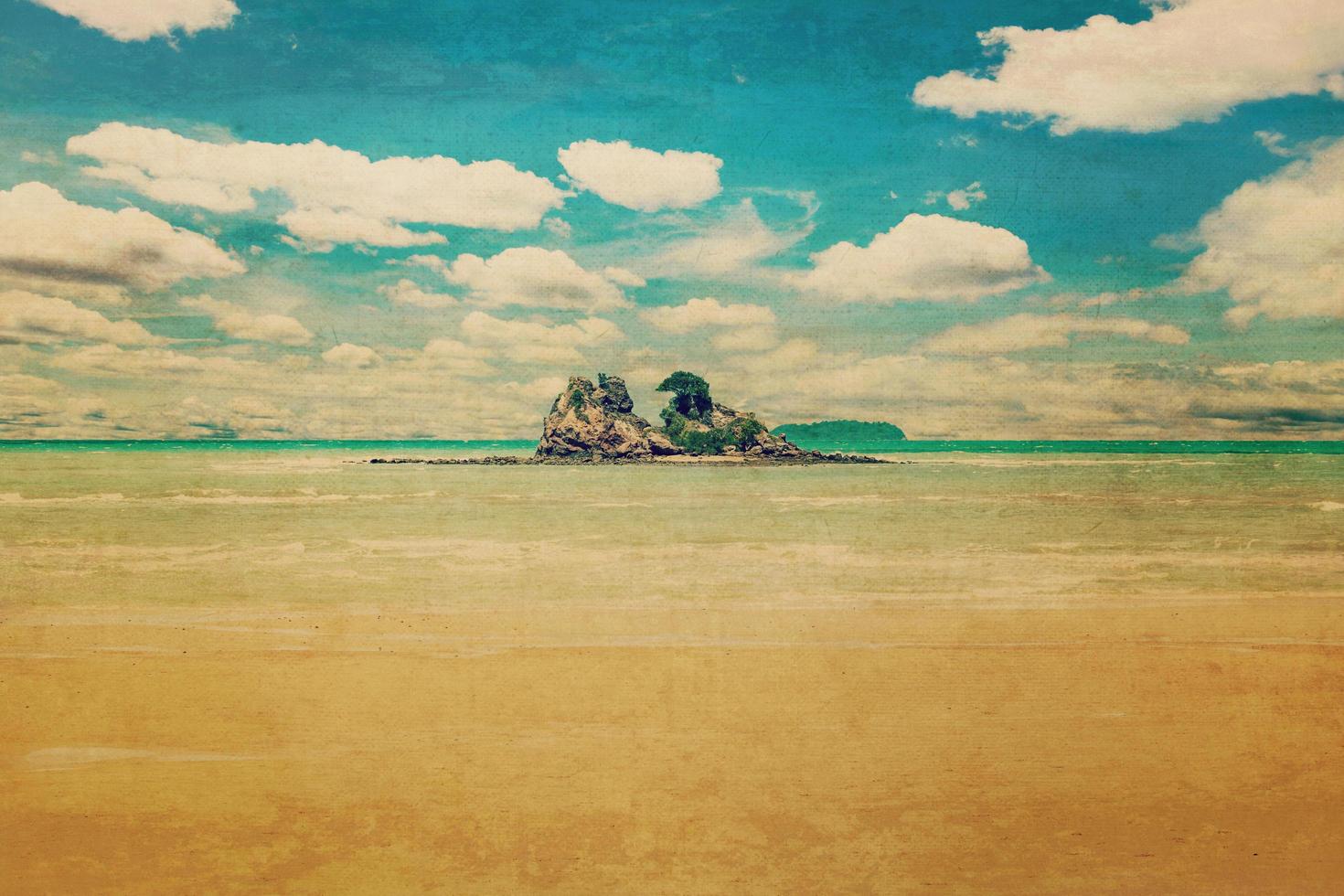 mar de praia e areia nuvens com tela de pintura textura vintage fundo. foto