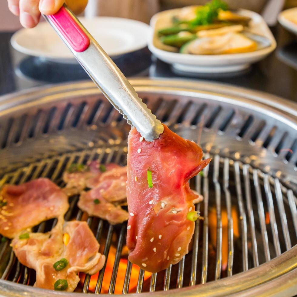 comida na churrasqueira coreana, carne e vegetais foto