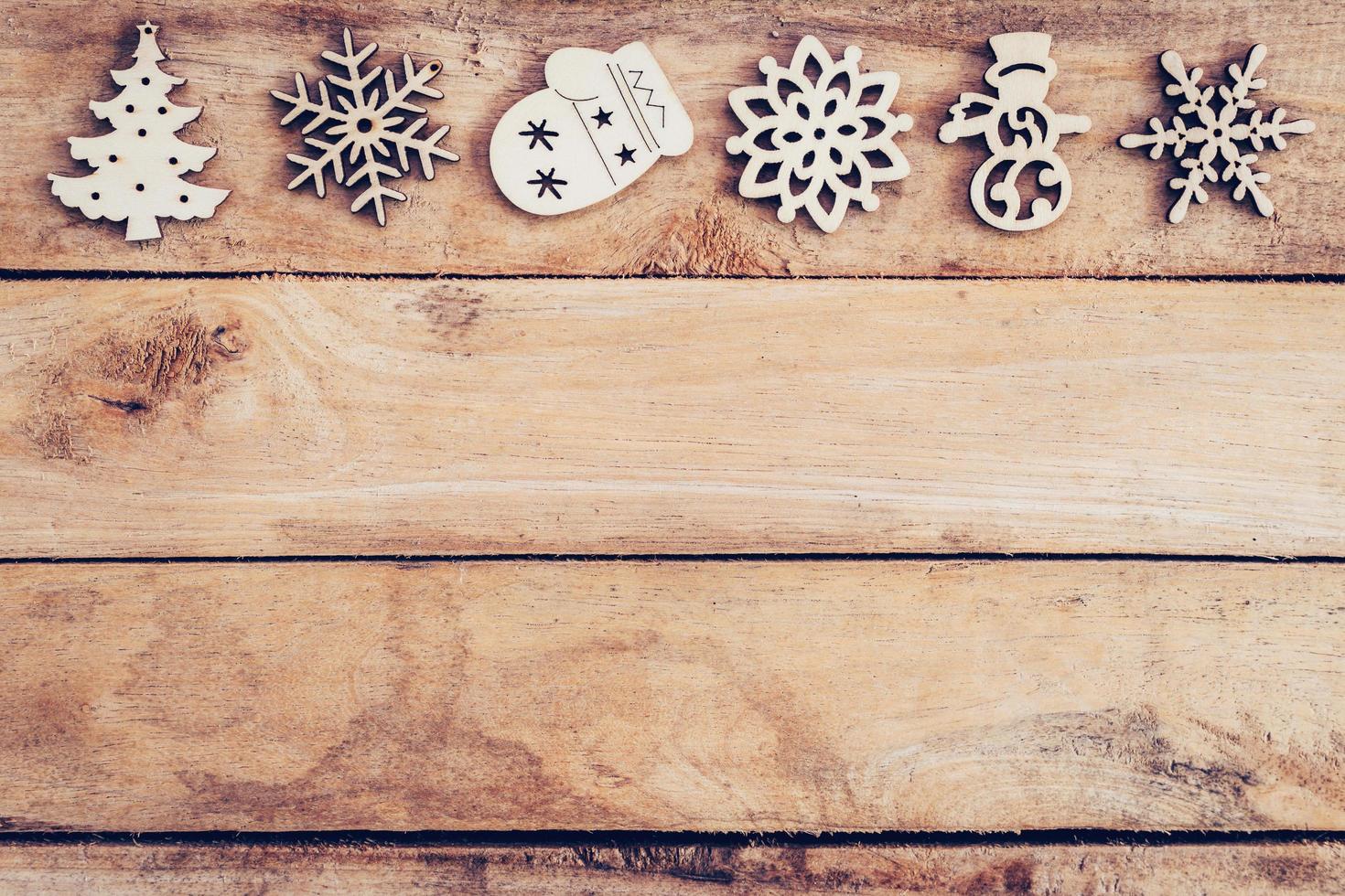 Natal decoração com madeira floco de neve em mesa com cópia de espaço foto
