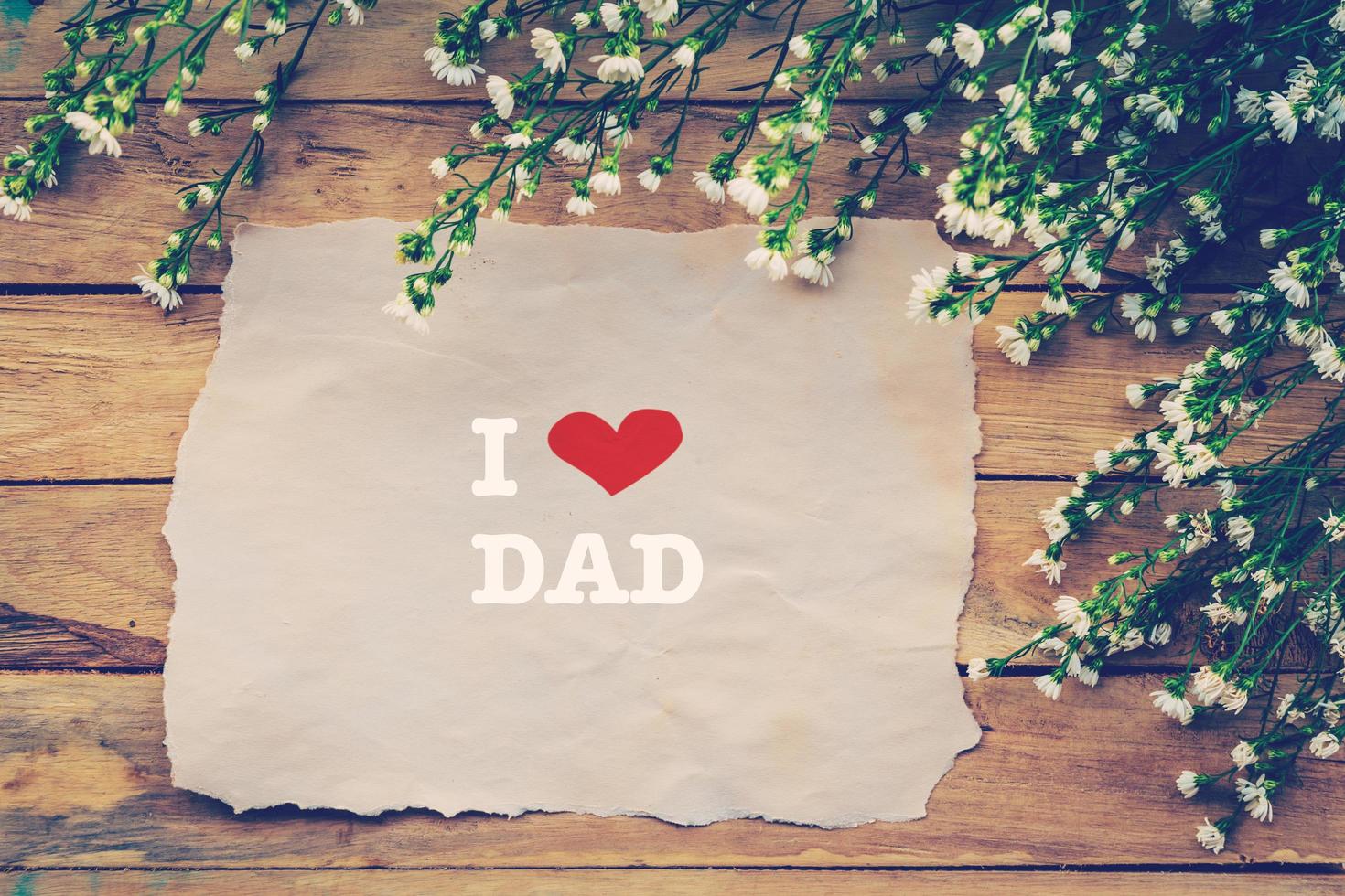 Eu amor Papai e feliz pais dia em Castanho papel com branco flor em de madeira borda foto