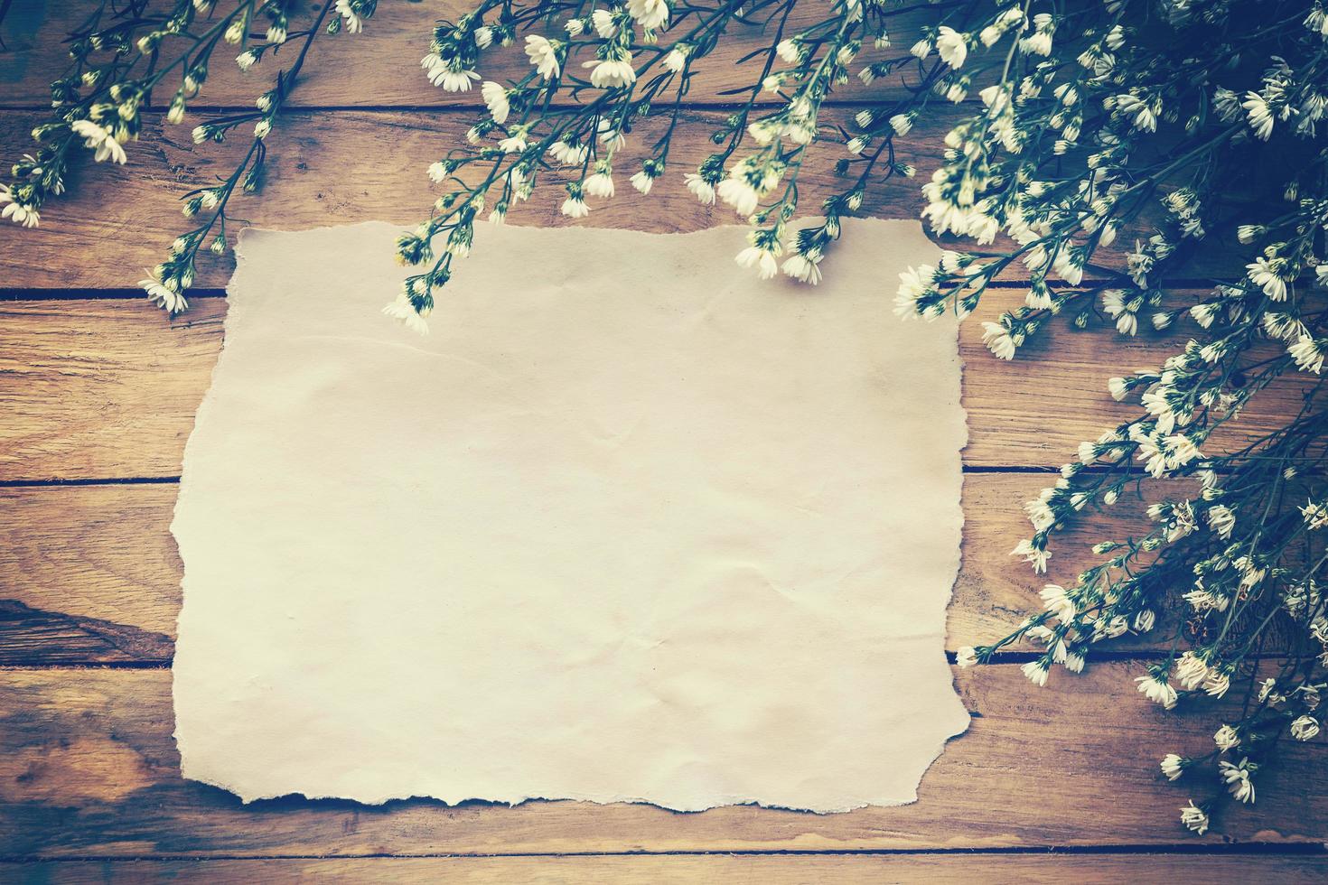 flores e velho papel em madeira textura fundo com copyspace. vintage estilo. foto