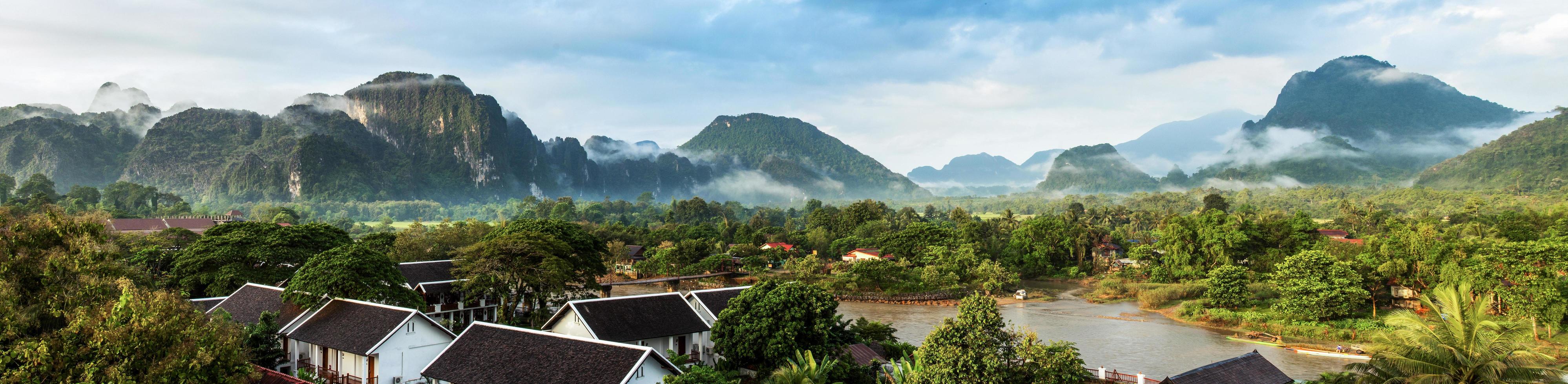 Visão para panorama dentro vang vieng, Laos. foto