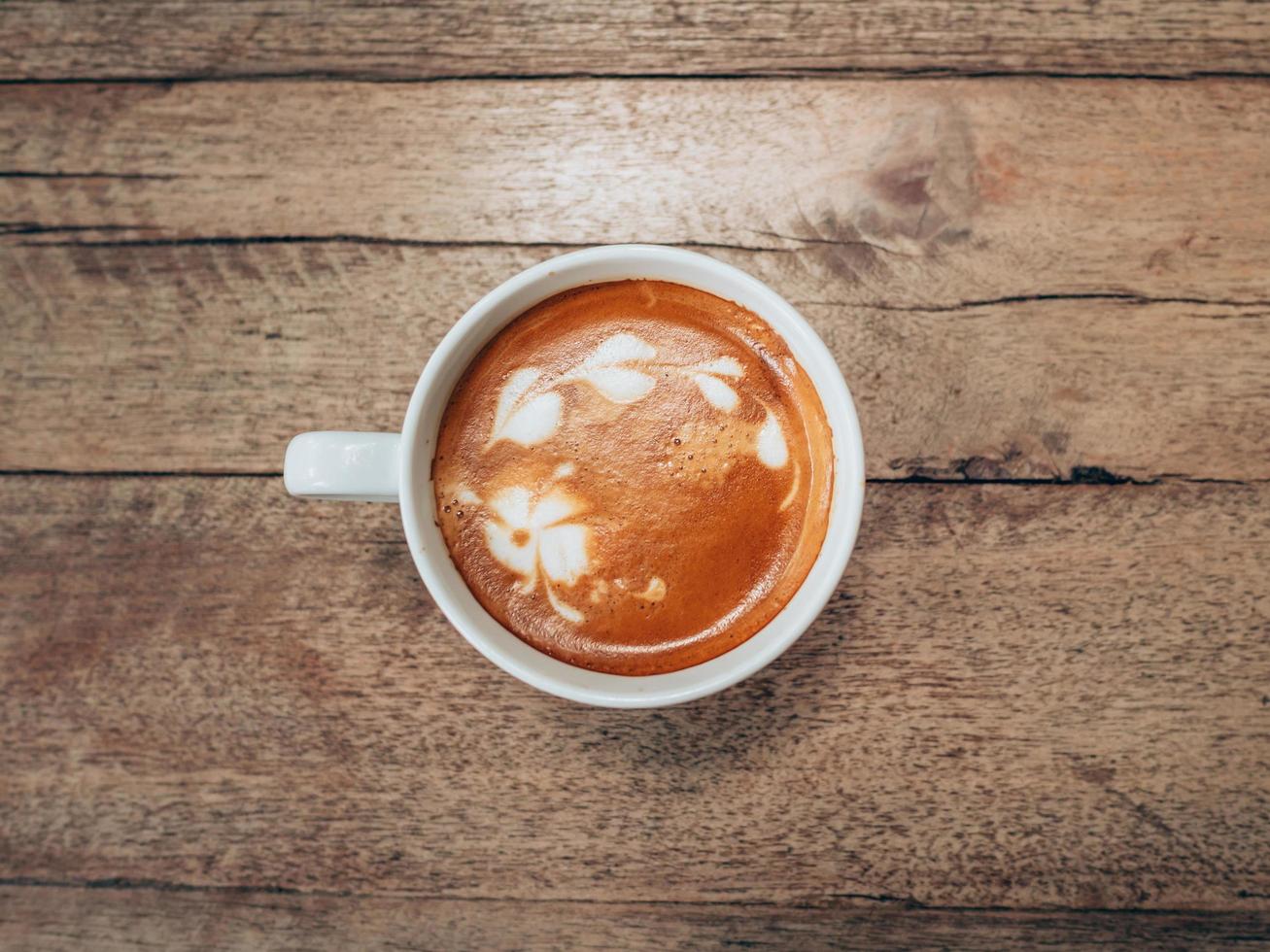 topo Visão copo e café em de madeira mesa foto