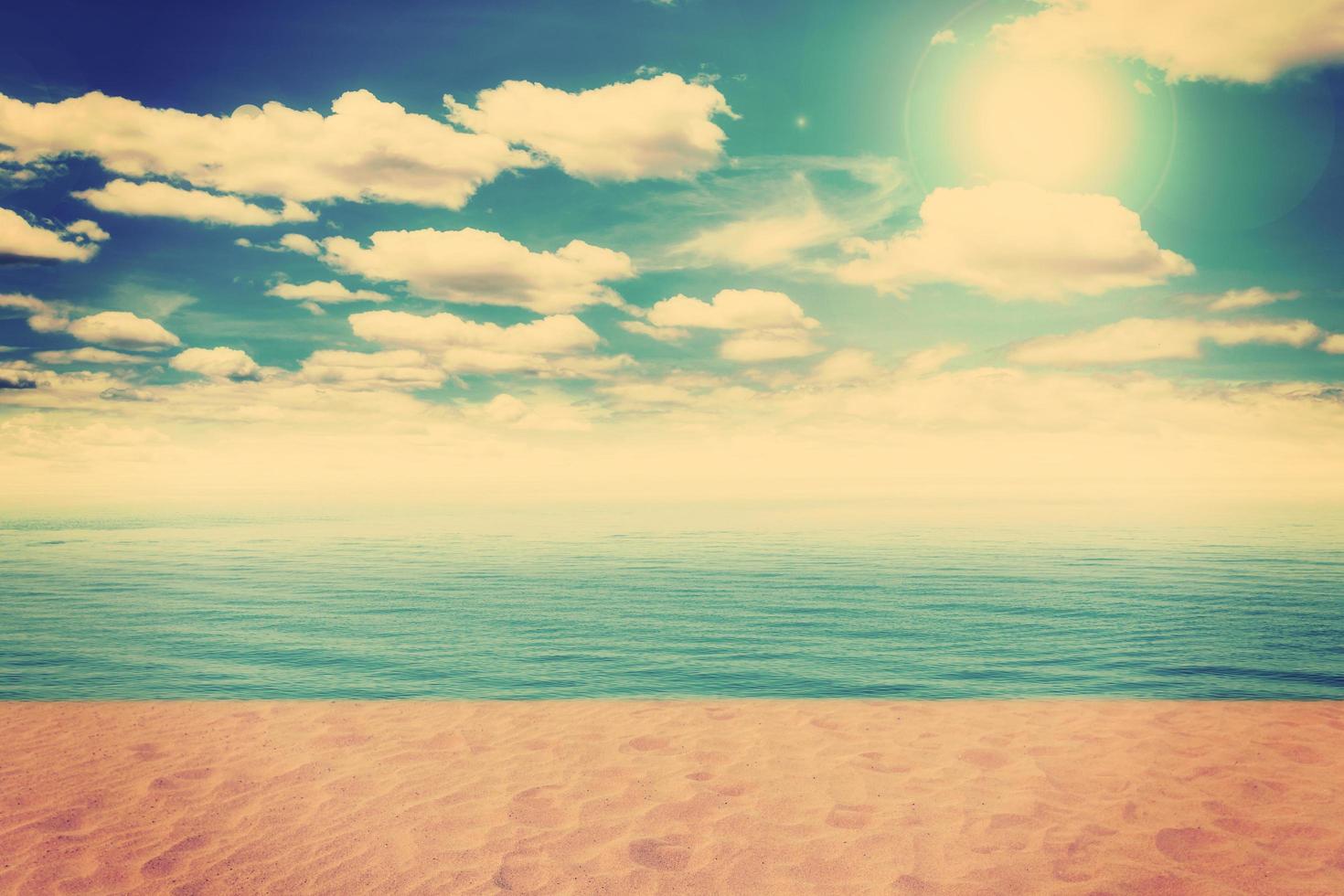 vintage de praia e areia com branco nuvens azul céu foto