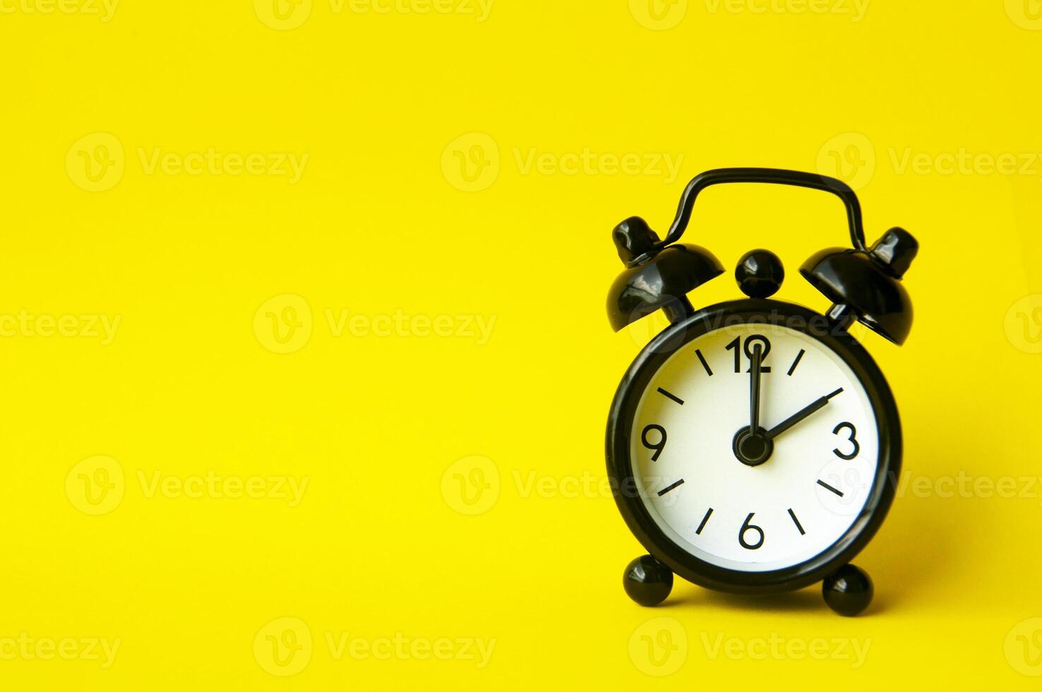 alarme relógio apontando às 2 sou ou PM com Customizável espaço para texto ou Ideias. cópia de espaço com amarelo fundo foto