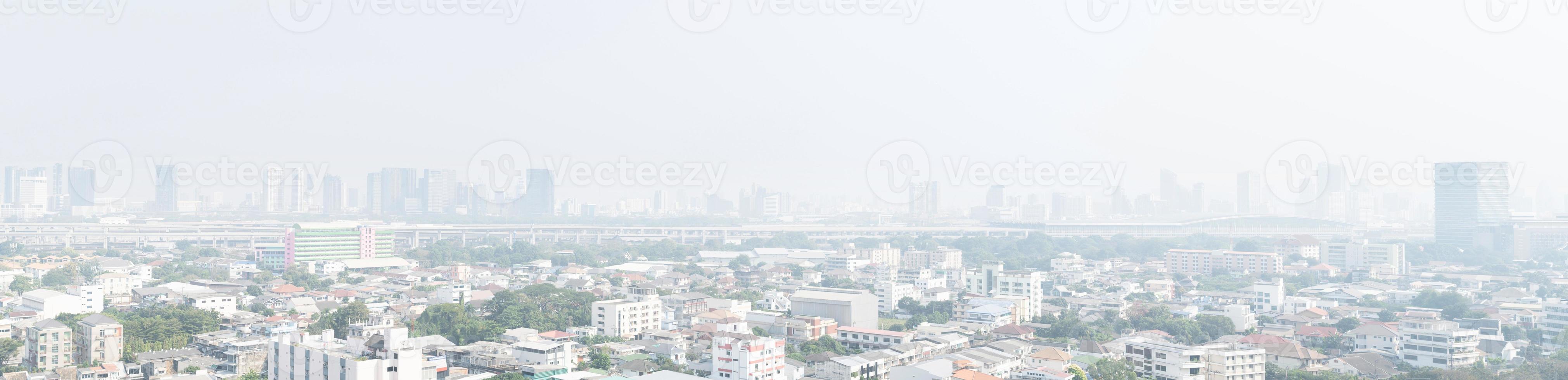 panorâmico panorama Visão do Bangkok cidade e Horizonte este mostrando smog e poluído ar poluição a partir de partícula pm2.5 foto