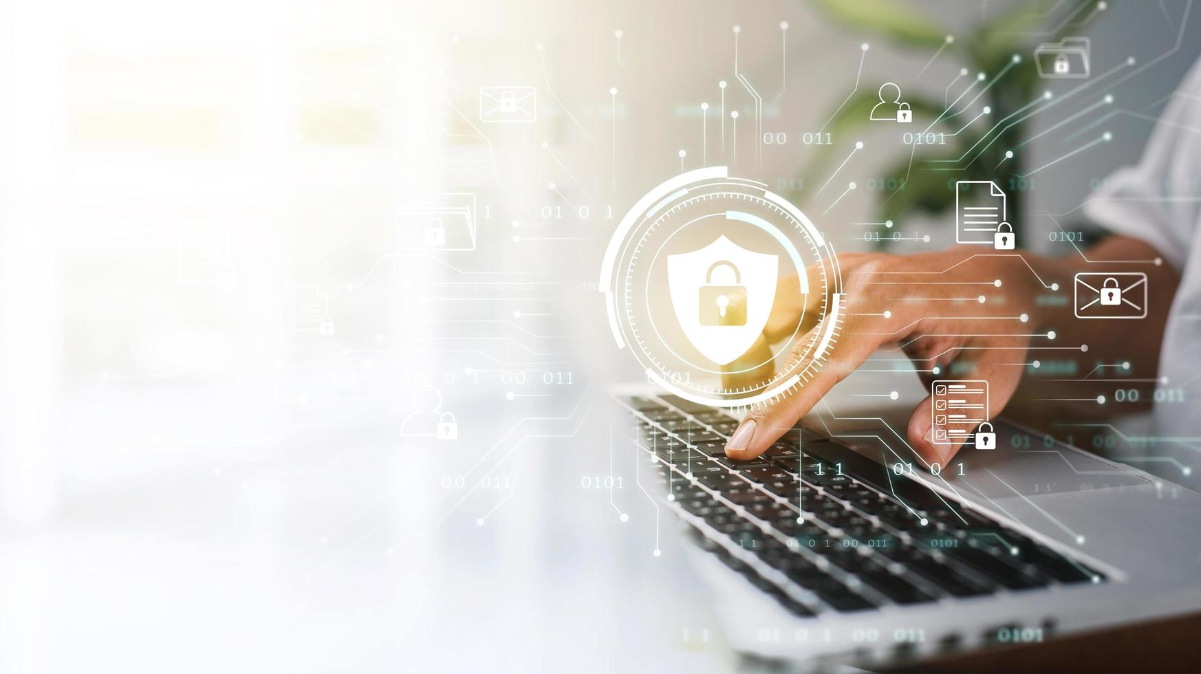 uma homem de negocios trabalho em dele computador portátil às casa com uma virtual exibição mostrando uma símbolo para significar cyber segurança privacidade e conectados dados proteção foto