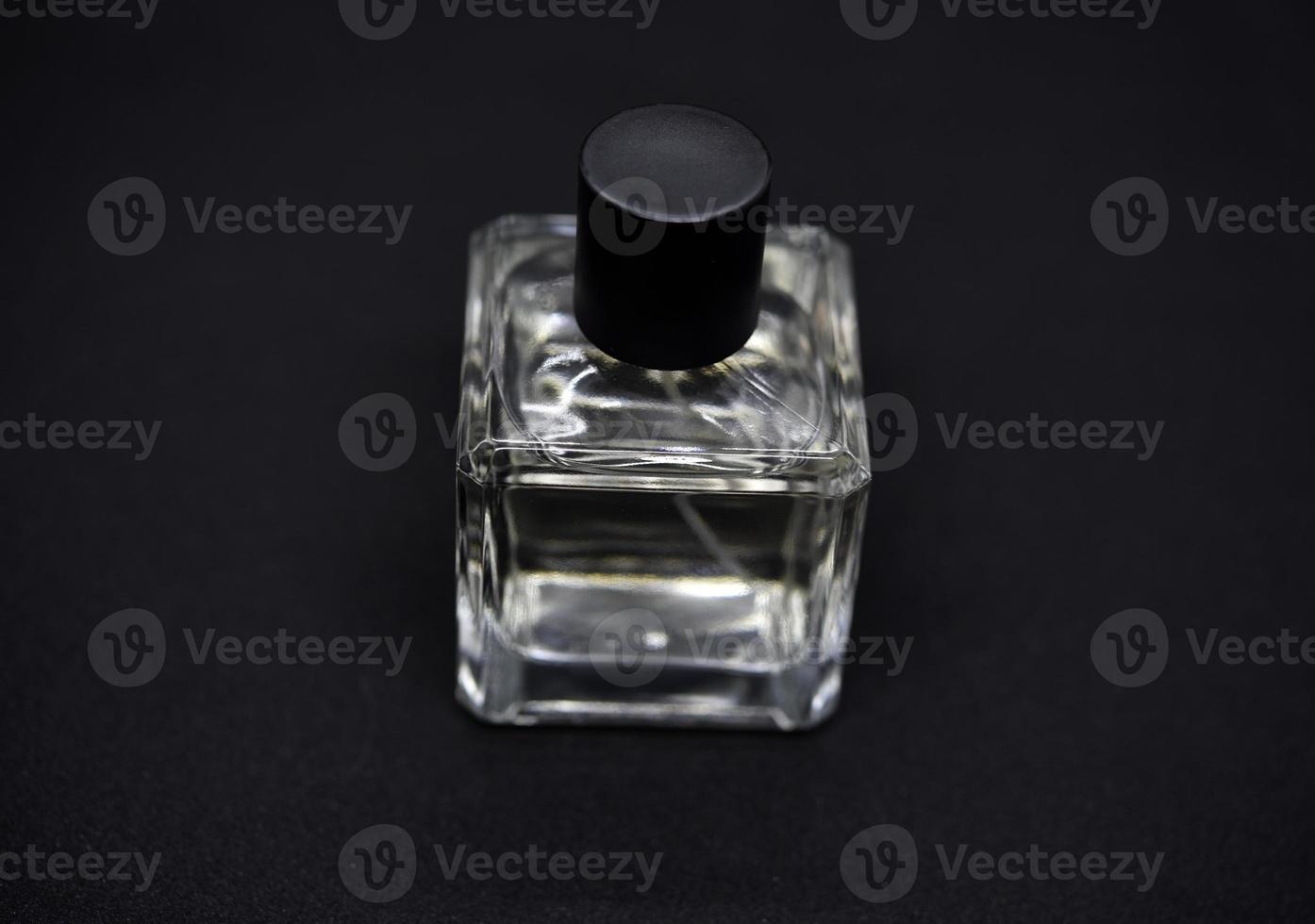 uma vidro perfume garrafa em uma Preto fundo. uma garrafa do perfume dentro fechar-se. perfumaria. foto