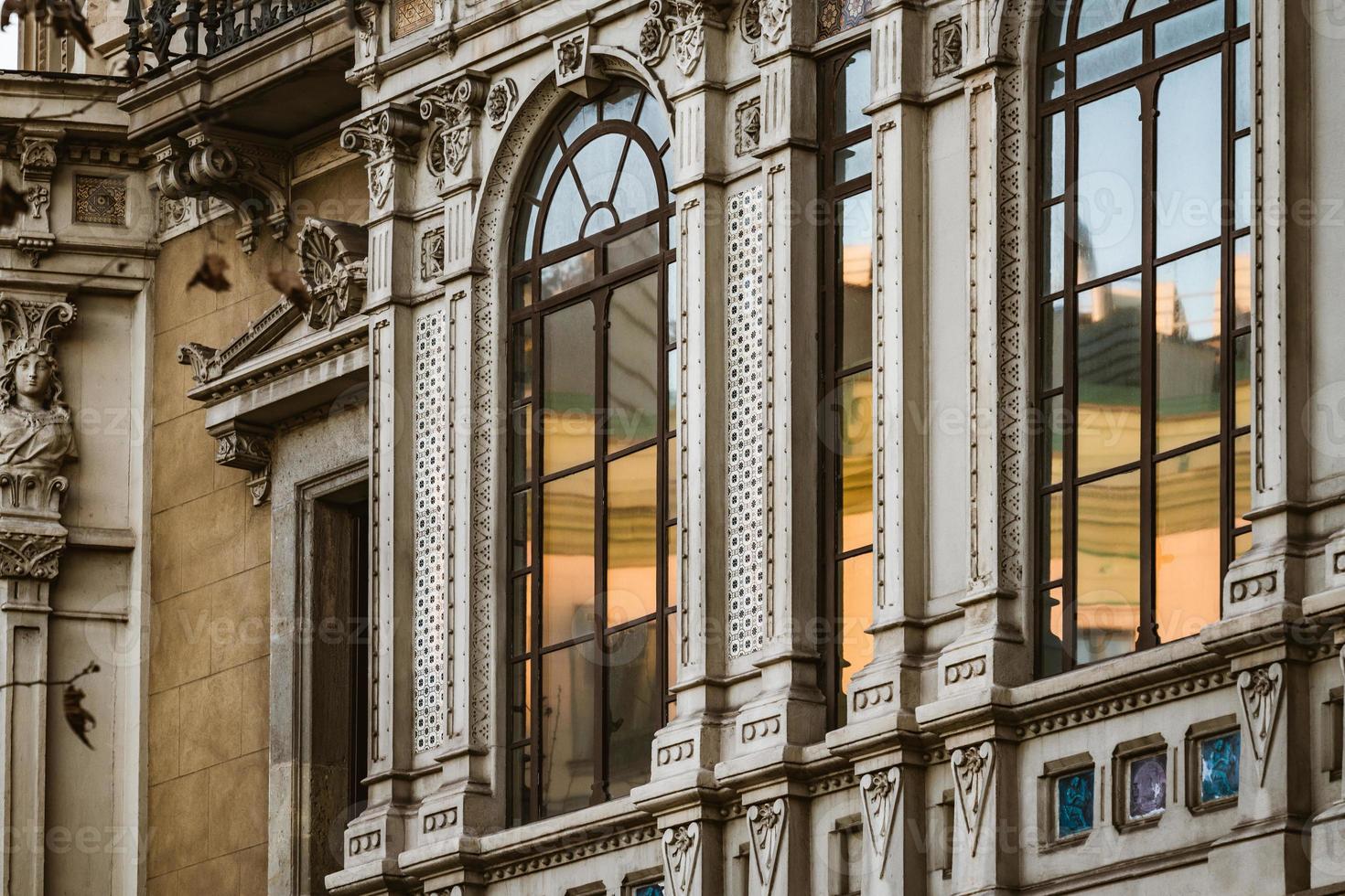 janelas de treliça de um edifício neoclássico foto