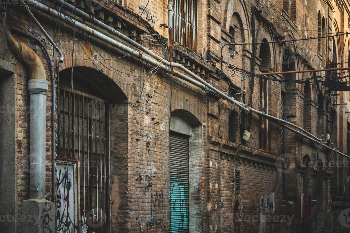 fachada desgastada de uma antiga fábrica têxtil foto