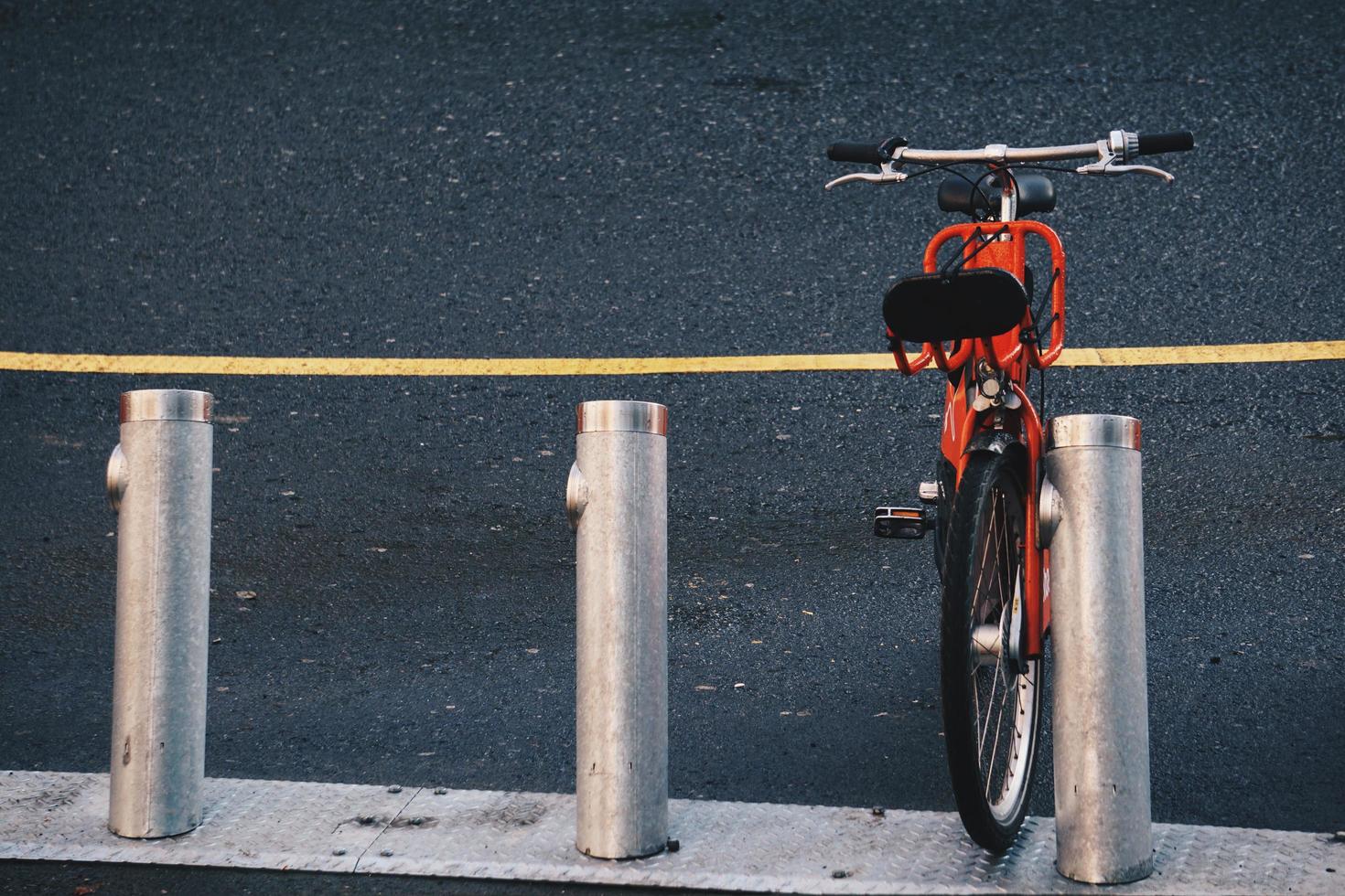 bicicleta da cidade laranja foto