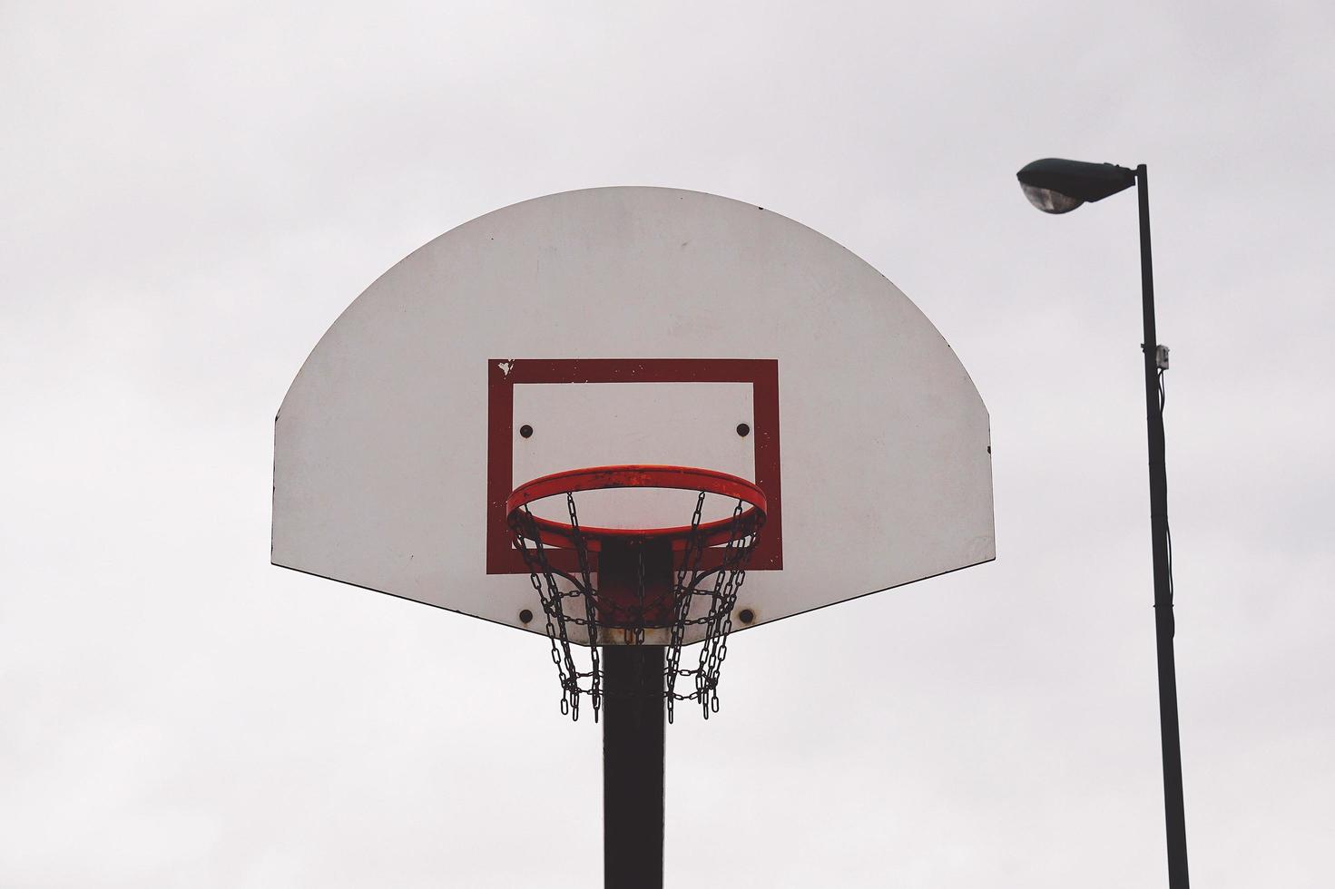 cesta de basquete com rede de corrente foto