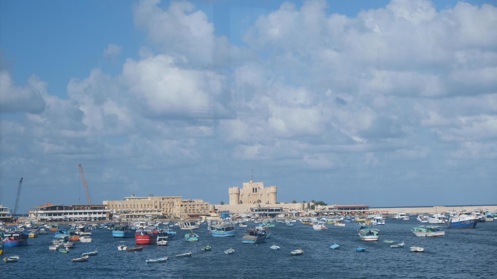 dia atmosfera dentro a porta cidade do Alexandria Egito foto