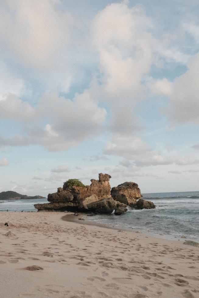 uma montanhoso pilha do pedras e coral em a de praia dentro Malang, Indonésia foto