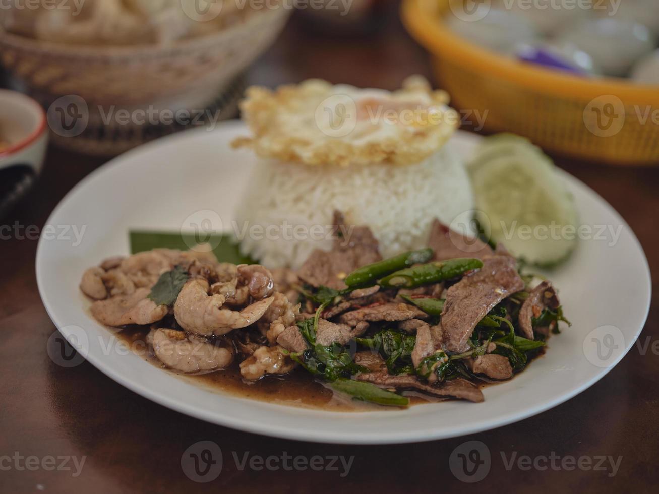 frito mexer manjericão com carne de porco fígados , tailandês Comida foto