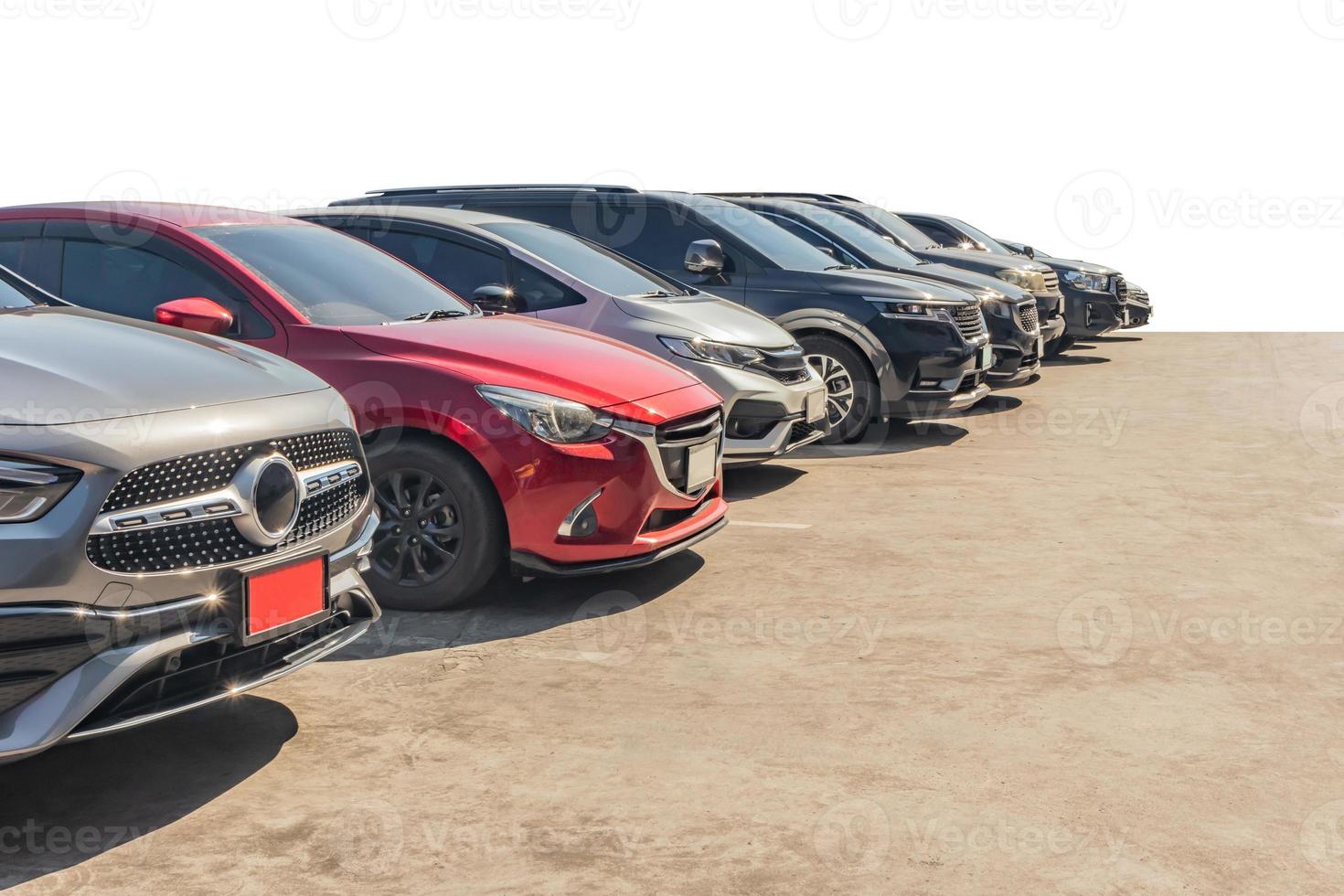 lote de carros usados para vendas em estoque isolado foto