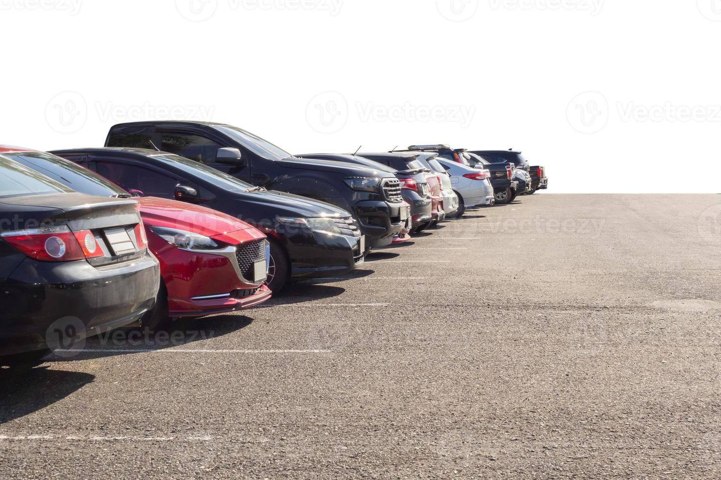 lote de carros usados para vendas em estoque isolado foto