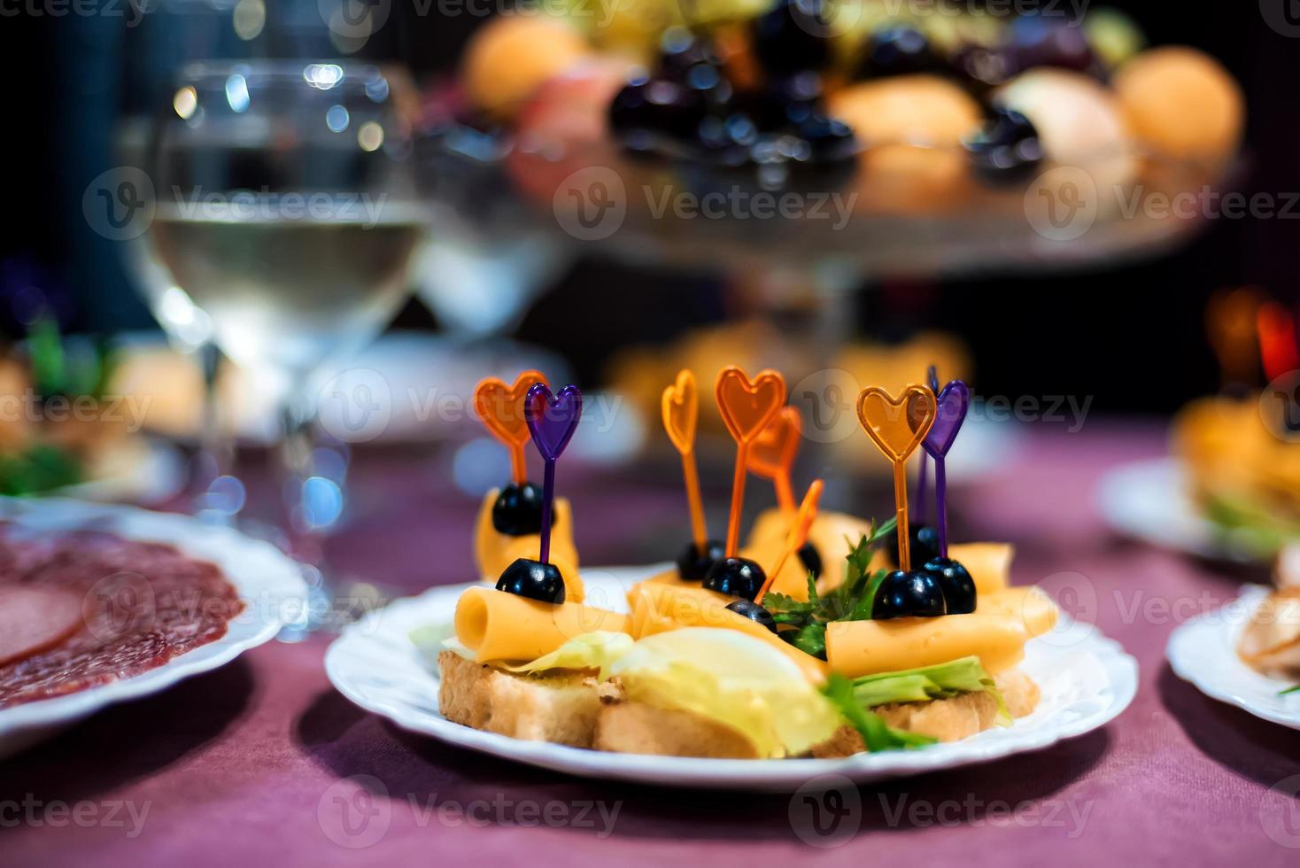 pequeno lanches, canapés em a feriado mesa foto