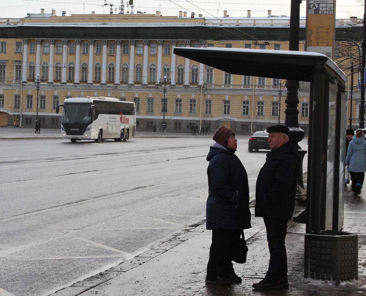 afundou Petersburgo Rússia - 02 12 2023 velho Senior pessoas esperando para transporte foto