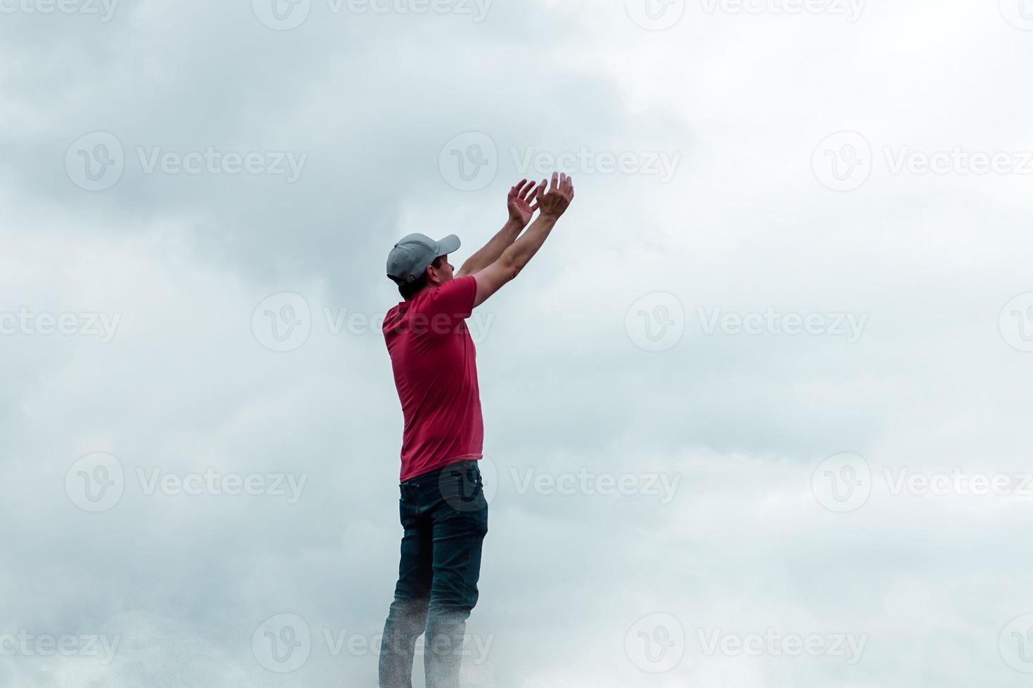 homem retrato gesticulando dentro a céu e nuvens foto